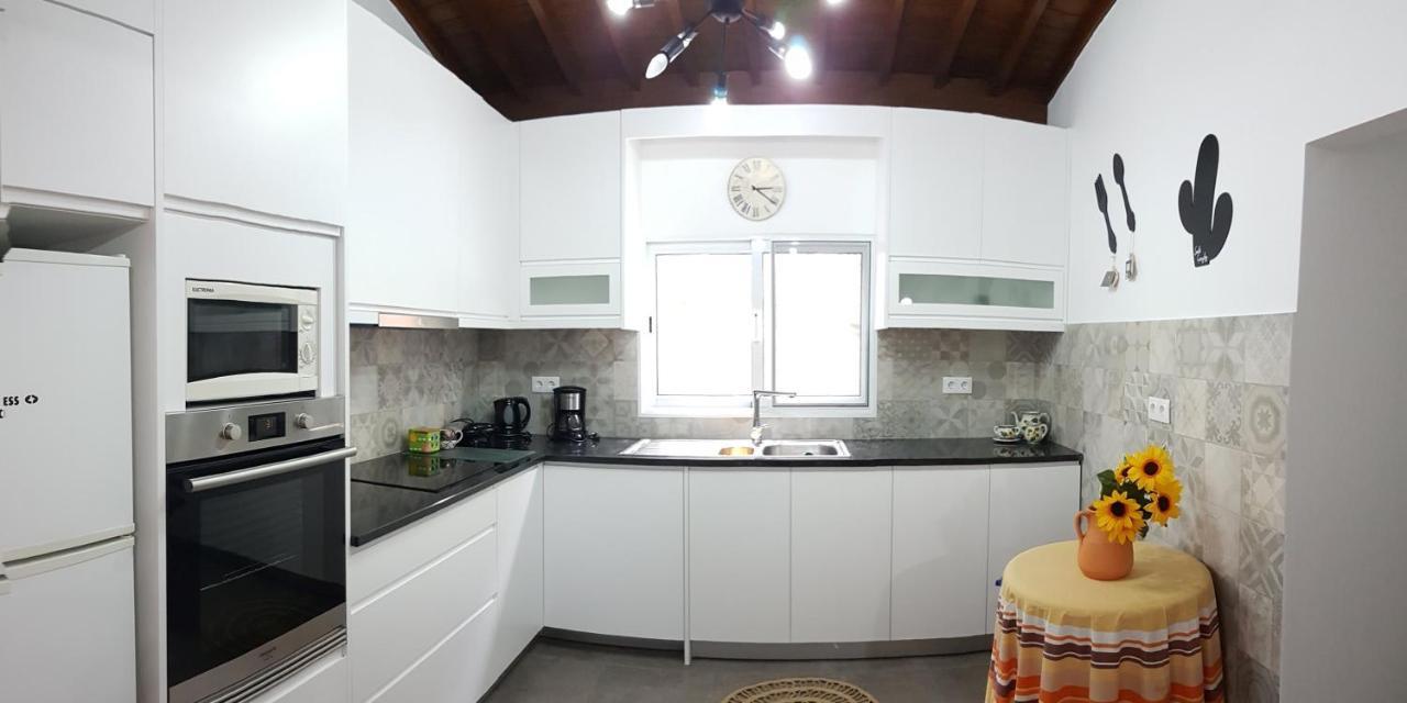 Join Our Relaxed House Near The Beach - Mosteiros Mosteiros  Buitenkant foto