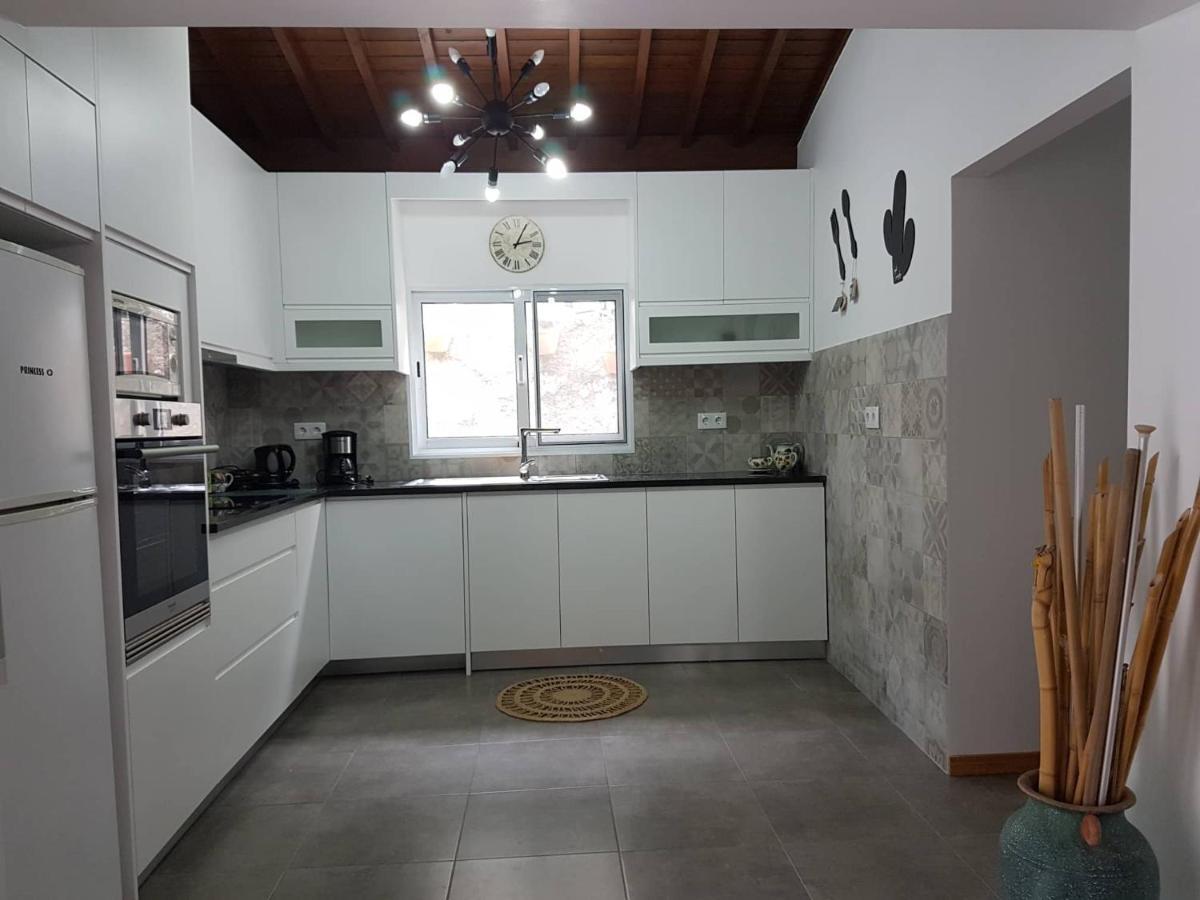 Join Our Relaxed House Near The Beach - Mosteiros Mosteiros  Buitenkant foto