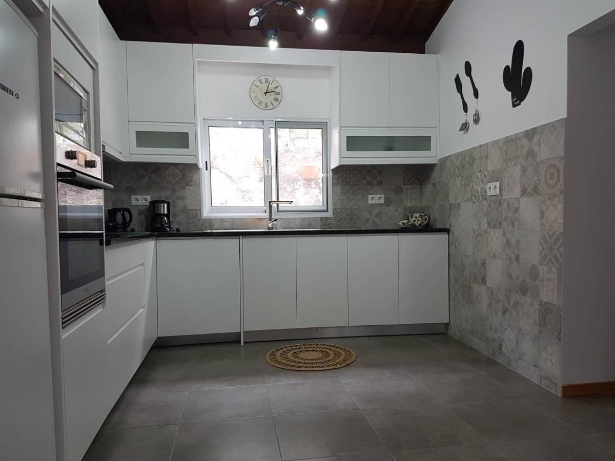 Join Our Relaxed House Near The Beach - Mosteiros Mosteiros  Buitenkant foto