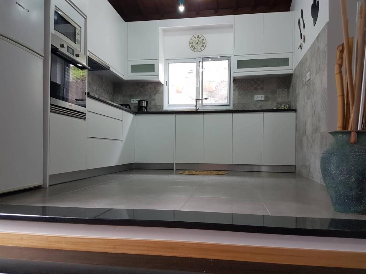 Join Our Relaxed House Near The Beach - Mosteiros Mosteiros  Buitenkant foto
